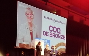 Agnès Fauchard recevant le coq de bronze 2022